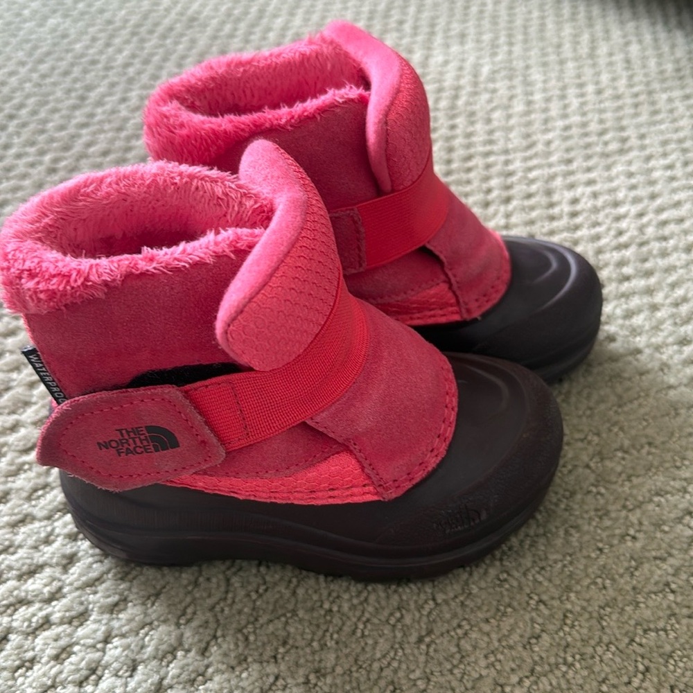 Big Kid size 8 The North Face Kids Alpenglow Waterproof winter boot